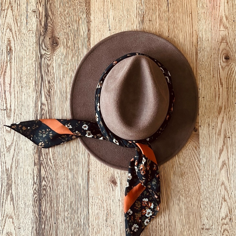 (NWOT) Fedora style, Brown sturdy Hat. 100% wool. Size Medium.